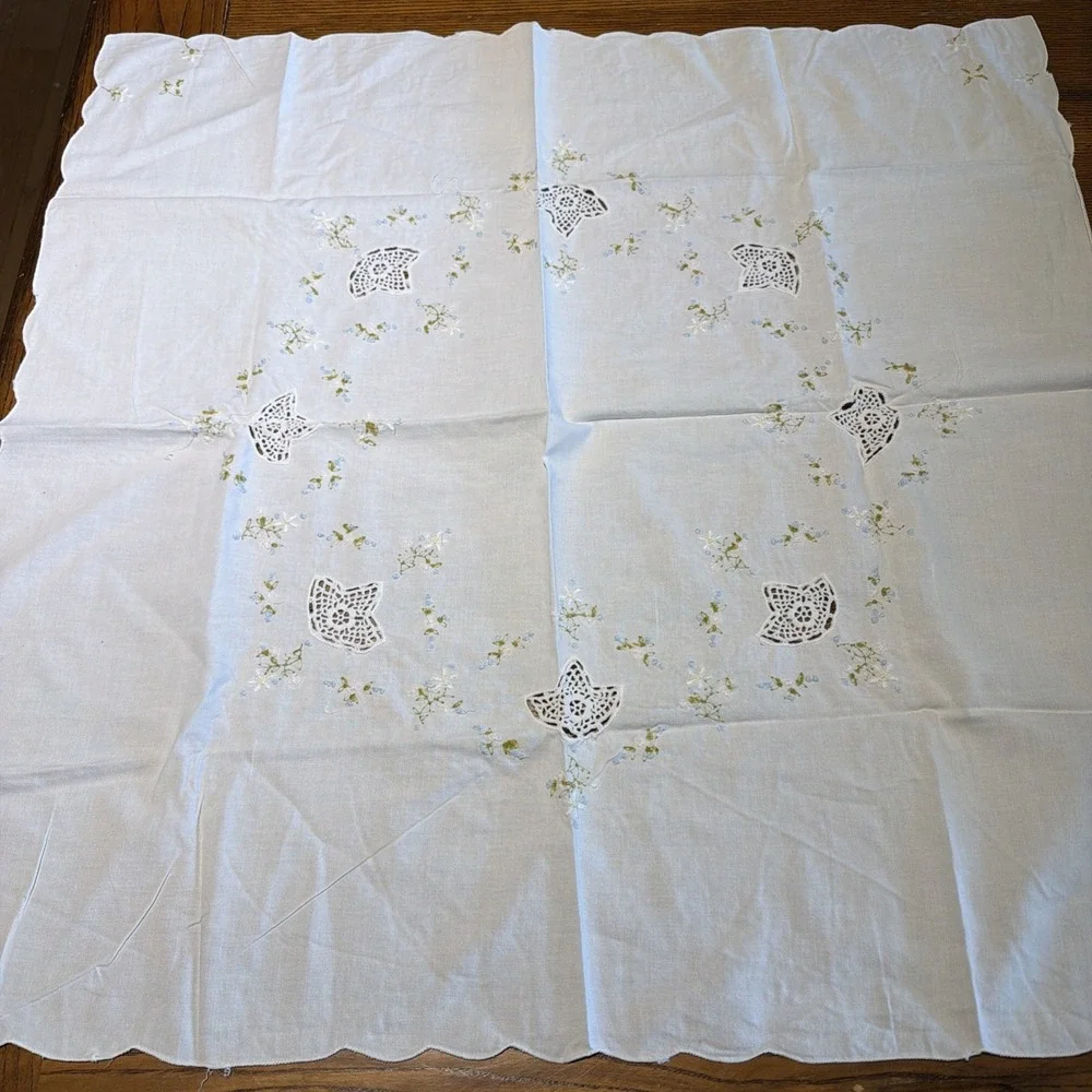 Vtg Hand Embroidered Small Linen Tablecloth Whie & Blue Flowers 31